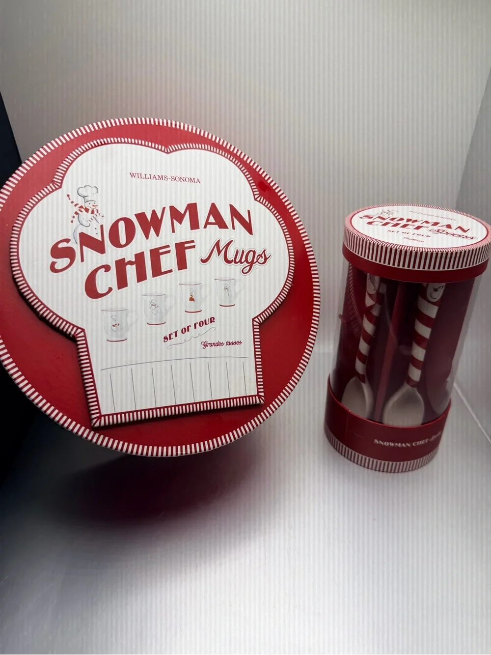 🔹NEW Williams Sonoma Snowman Chef Footed Mugs & Ceramic Spoons Holiday Set (NIB)